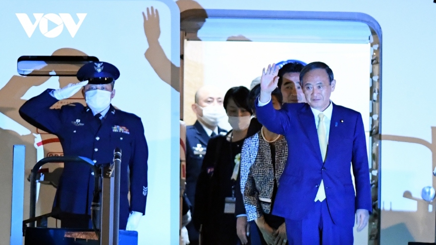 Japanese Prime Minister Suga Yoshihide arrives in Hanoi for official visit